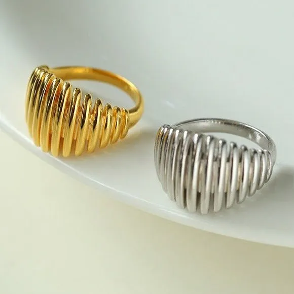 Elegant Vertical Stripe Ring